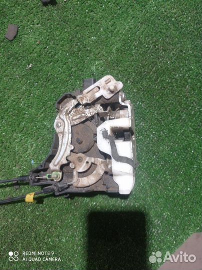 Замок двери задний левый Mitsubishi Outlander Xl