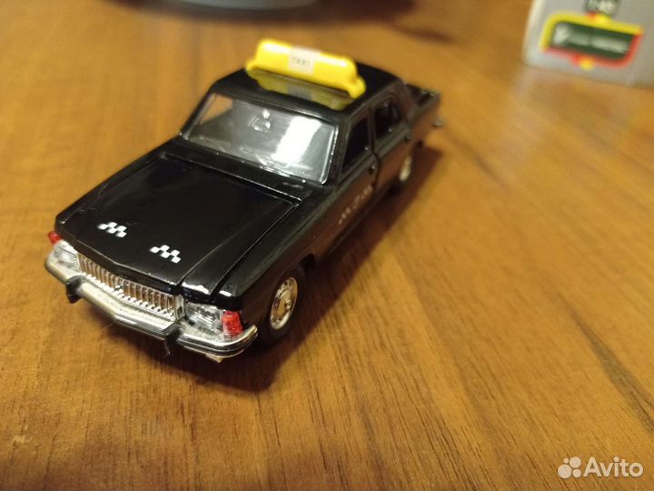 Модель автомобиля 1/43 Волга 3102