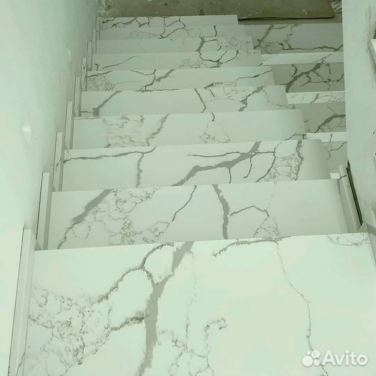 Лестница из камня кварцевый агломерат