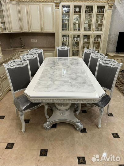 Стол и стулья для кухни. В наличии