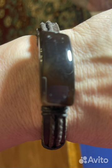 Мужской кожаный браслет с камнем