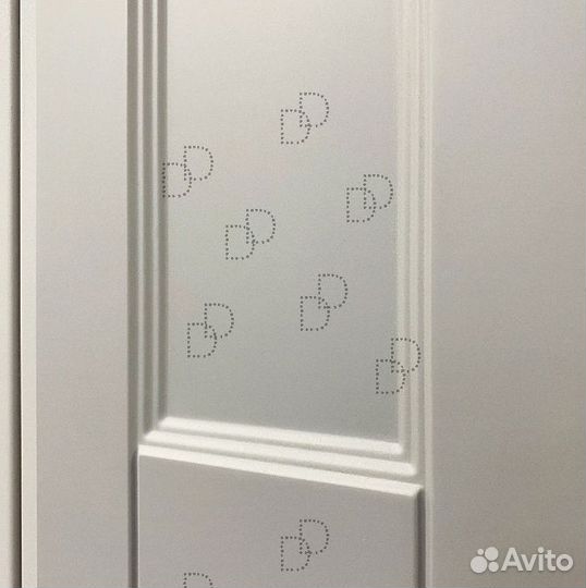 Белая входная металлическая дверь с окном