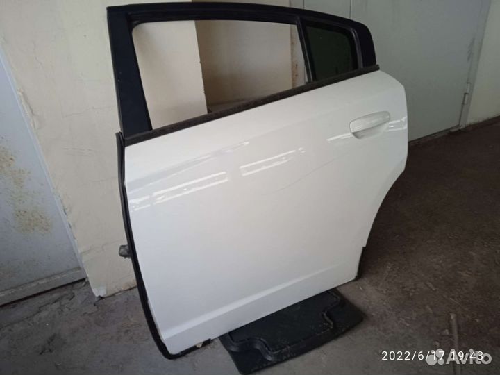 Дверь левая dodge Charger LD