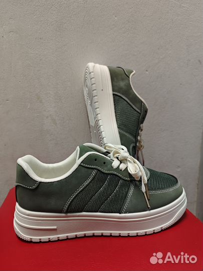 Кроссовки женские разные размеры