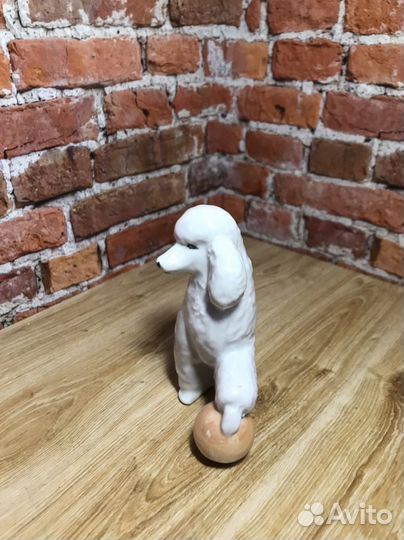 Пудель с мячом статуэтка