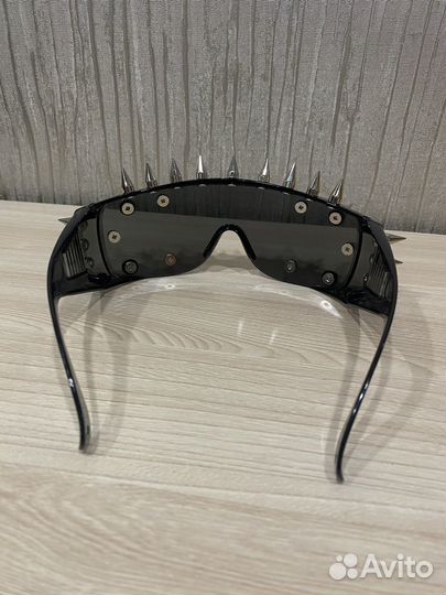 Солнечные очки с шипами