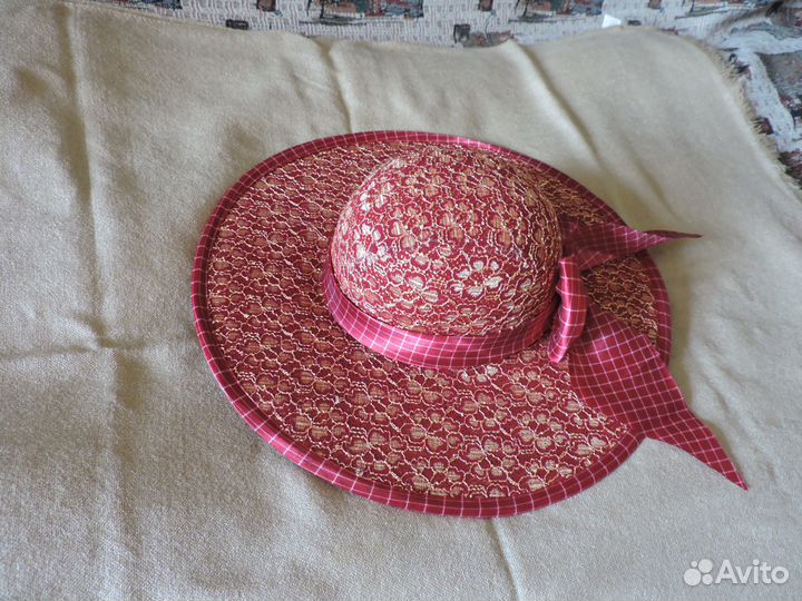 Шляпки женские и шапка из каракуля