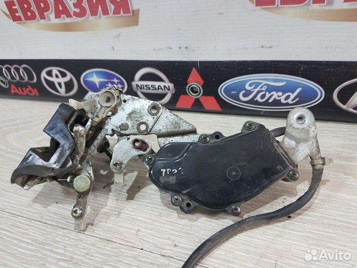 Замок двери задний правый Toyota Vista CV40 3CT