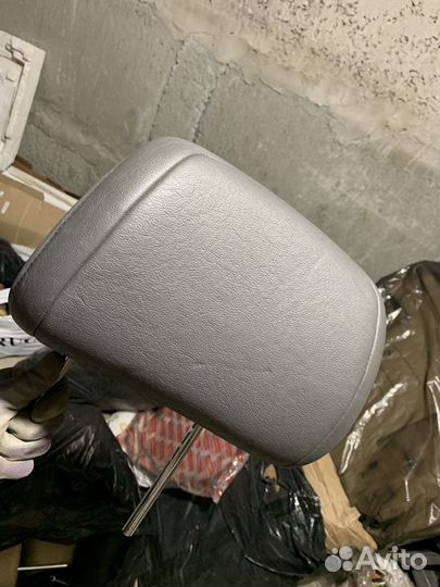 Подголовники задние на Toyota Land Cruiser 200