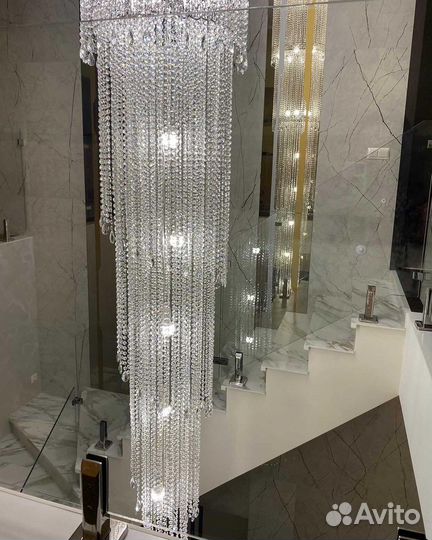 Каскадная люстра в лестничный проем