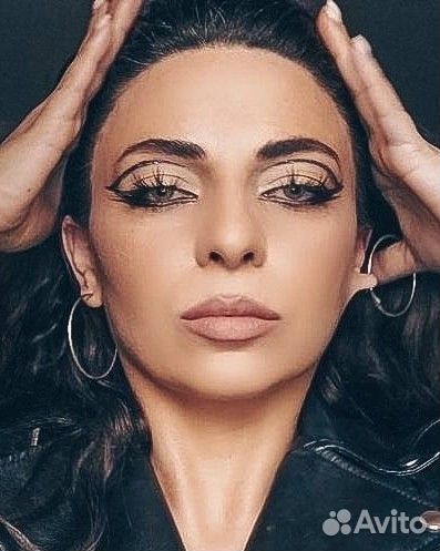 Визажист Бровист и администратор салона красоты