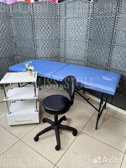 Кушетка, стул мастера и тележка с ящиком