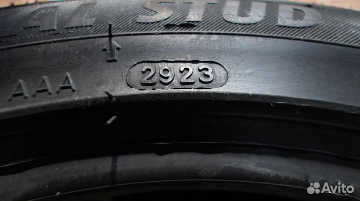 Royal Black Royal Stud 225/45 R17 94H