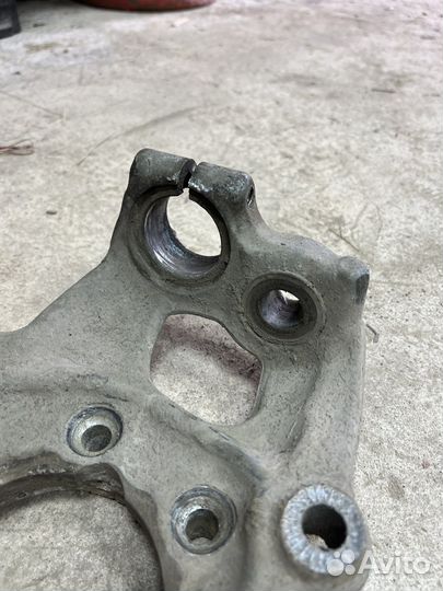 Кулак поворотный левый A4B8 рест