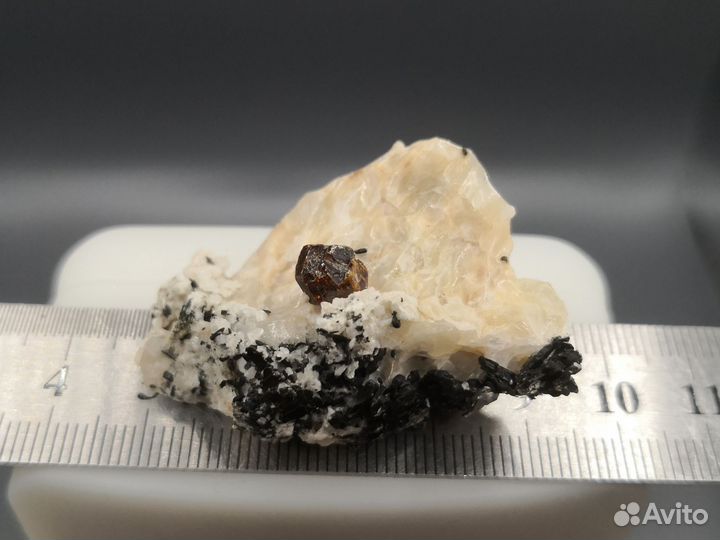 Пирохлор, аннит, кальцит. Вишневые горы