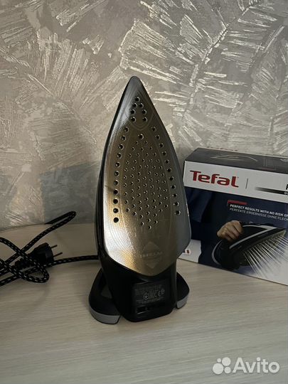 Утюг Tefal Puregliss Micro Calc FV8062E0