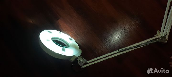 Лампа лупа с увеличительным стеклом