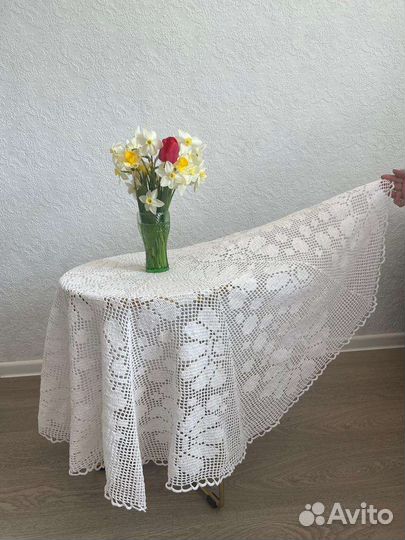 Скатерть белая круглая,диаметр 130 см