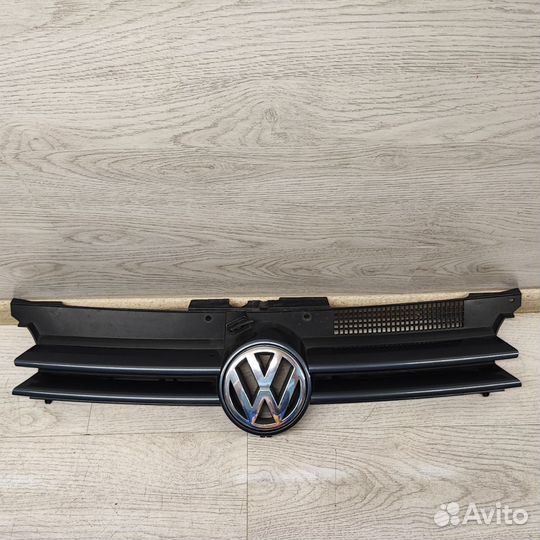 Решетка радиатора Volkswagen Golf 1J0853655D