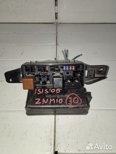 Блок предохранителей toyota isis ZNM10W 1zzfe