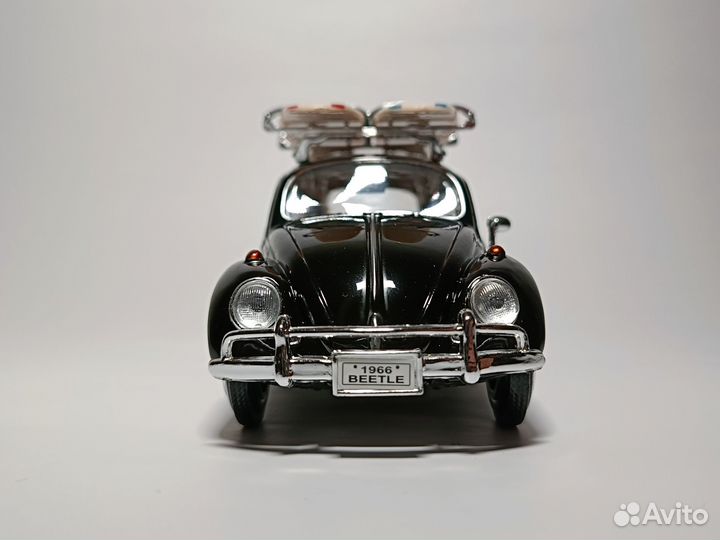 Volkswagen Beetle with Surfboard 1:24 Motormax