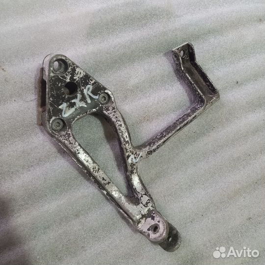 Кронштейн подножки задний левый Kawasaki ZX-4