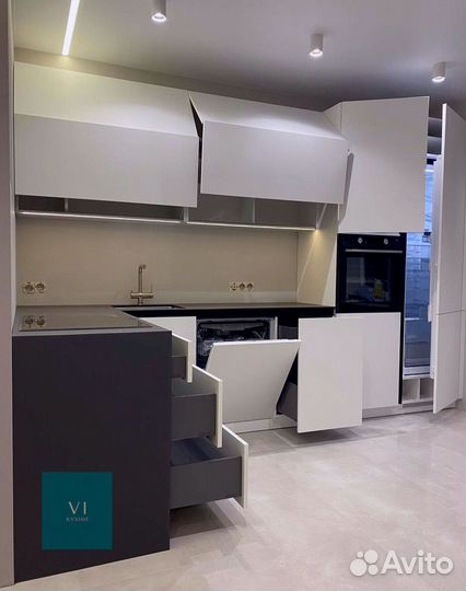 Кухня встроенная светлая