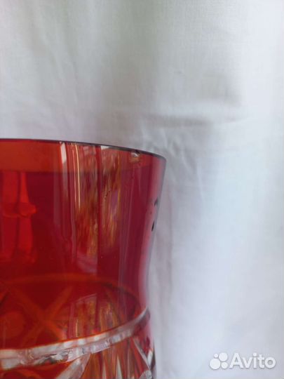 Большая ваза красного стекла