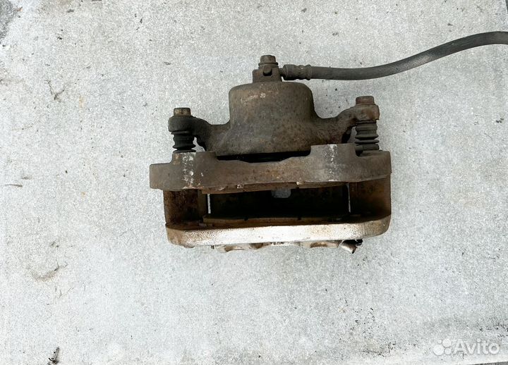 Суппорт передний правый Nissan Skyline NV35