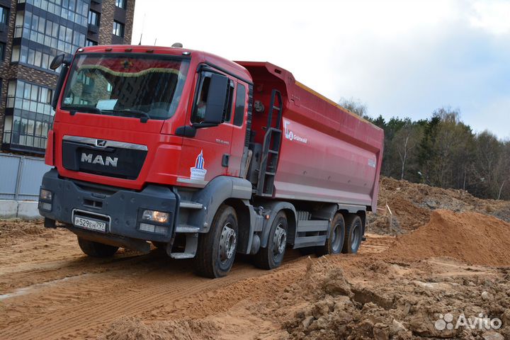 Водитель самосвала