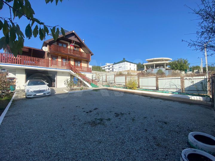 Дом 199,6 м² на участке 4,1 сот.