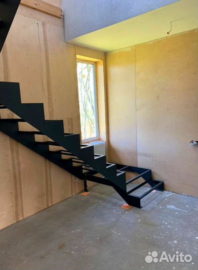 Лестница для коттеджа на заказ