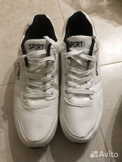 Белые кроссовки