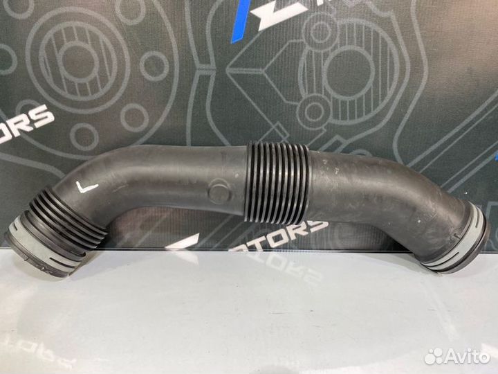 Патрубок воздушного фильтра левый Volkswagen