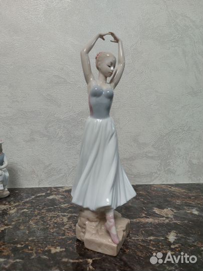 Статуэтка фарфор