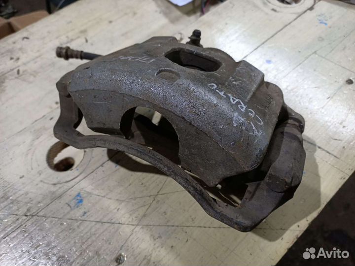 Суппорт тормозной передний правый Kia Cerato 1