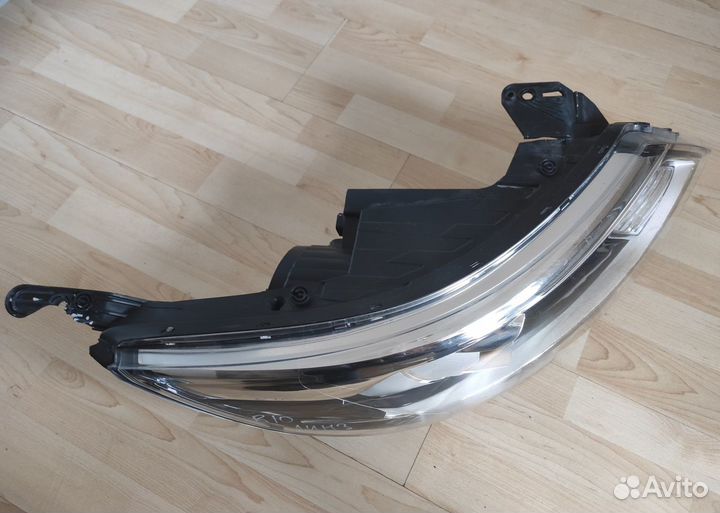 Фара дефект крепления левая Kia Rio 2015