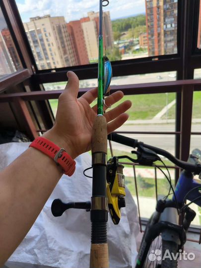 Спиннинг полный комплект (катушка+воблер)