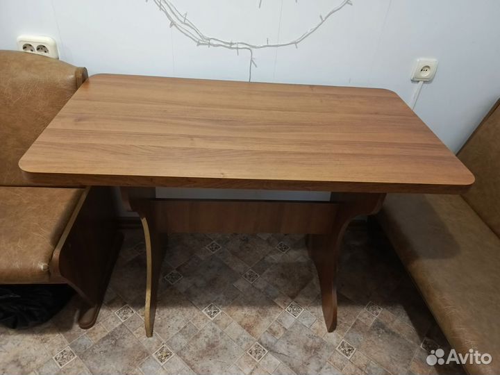 Кухонный уголок со столом