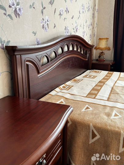 Спальный гарнитур из массива дерева бу