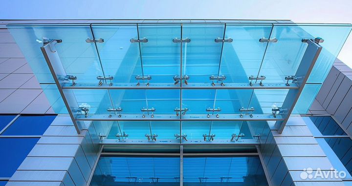 Стеклянный козырек над входной дверью