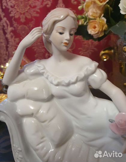 Статуэтка дама