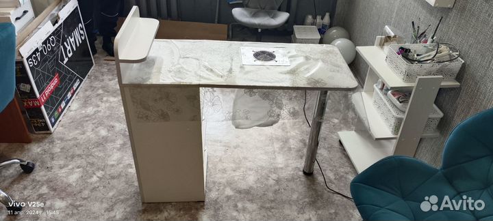 Маникюрный стол с пылесосом