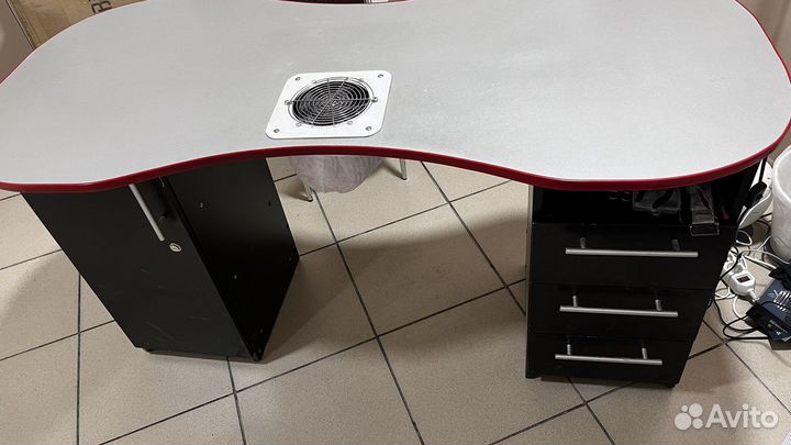 Маникюрный стол с вытяжкой бу