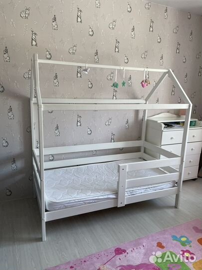 Детская кровать- домик+ матрац + наматрасник