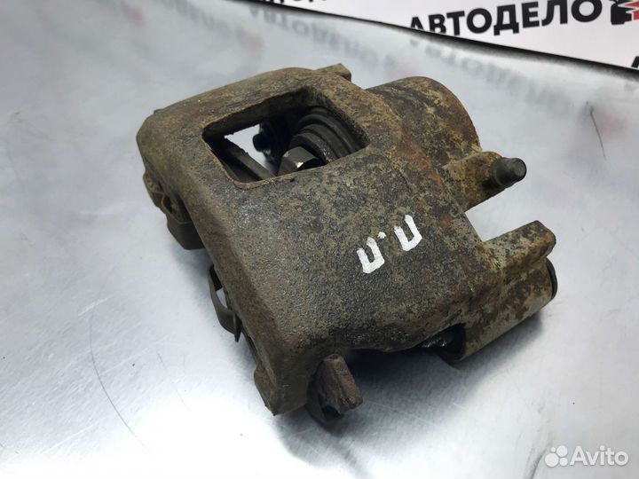 Суппорт передний правый Chevrolet Corsica 1993 г.в