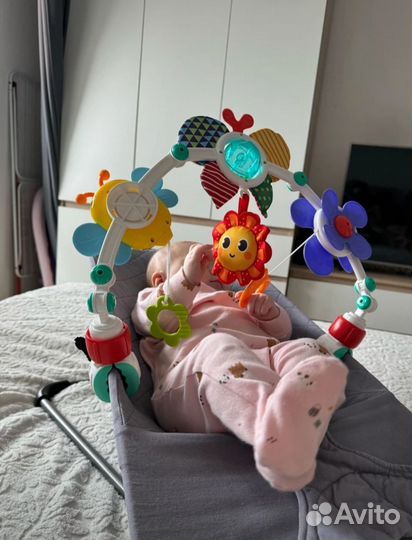 Дуга с игрушками