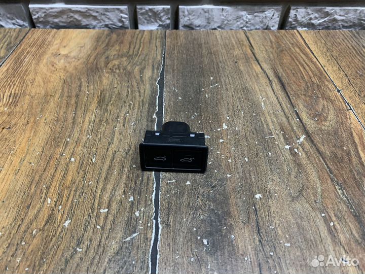 Volkswagen Tiguan 2 Кнопка открывания багажника