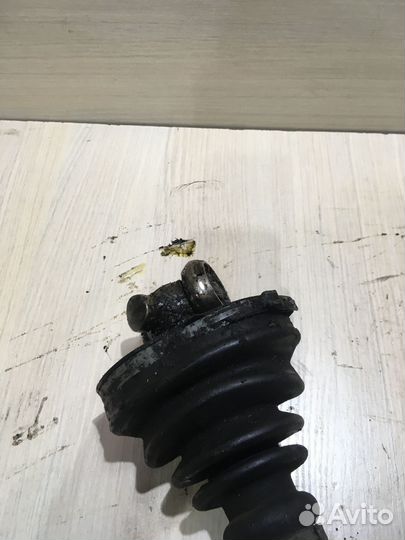 Полуось передняя левая шаран 1.8 МКПП 2001 год