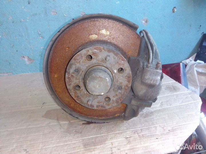 Ступица в сборе левая Ваз 2105